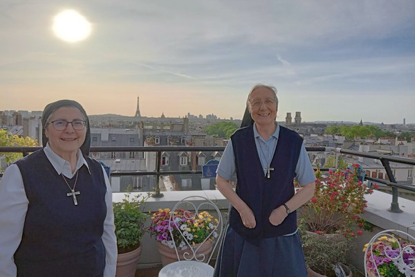Sur la terrasse à Serviam, Paris avec  Sr Elisabeth etSr Marie-Thérèse