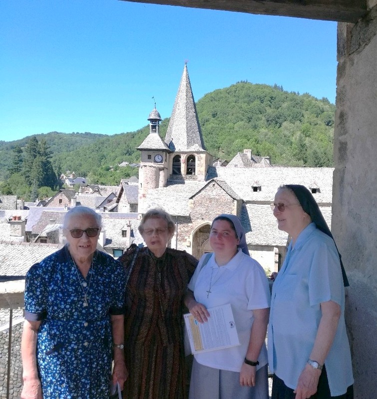Avec quelques sœurs de Malet face au clocher du village de St Côme d’Olt