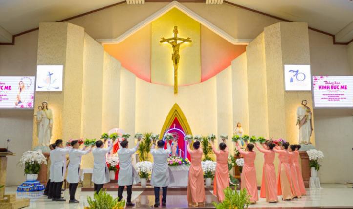 The parish of Christ the King solemnly organized a flower offering to the Virgin Mary