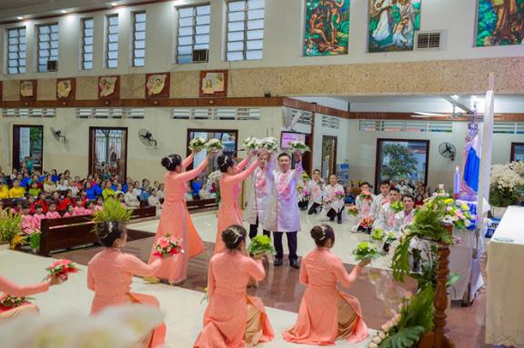 The parish of Christ the King solemnly organized a flower offering to the Virgin Mary - dance